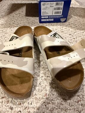 Birkenstock women Sz 40 Arizona 2 strap sandal Camo sand Print new in box